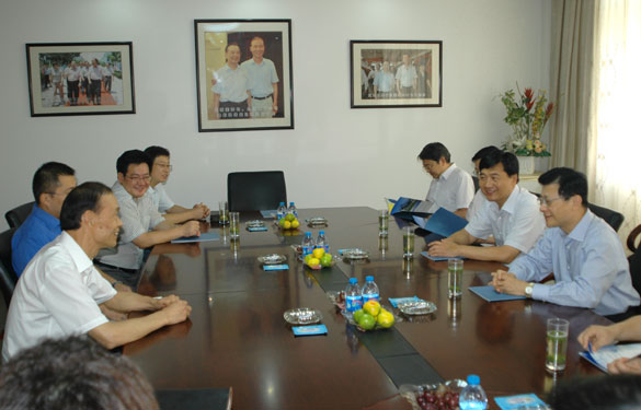 江苏银行董事长黄志伟来新宝GG考察