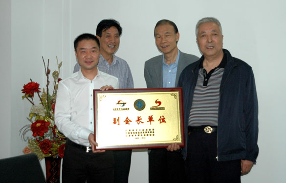 江苏省中小企业协会会长于登和来新宝GG集团调研