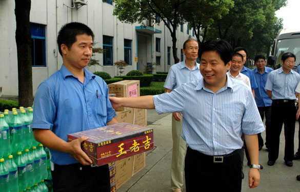 溧阳市代市长苏江华等向导慰问新宝GG一线员工