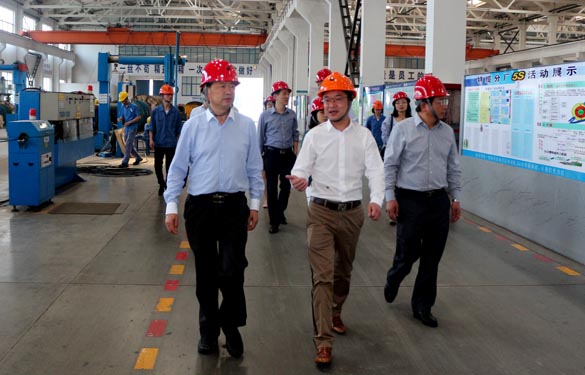 2016年5月6日，，，，，江苏省法制办主任于爱荣在集团总司理丁志鸿陪同下旅行生产现场