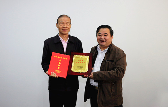 2016年10月12日，，，，，常州市经信委副主任潘仁贤一行来新宝GG电缆旅行调研，，，，，并为集团董事长丁山华揭晓江苏省优异企业家奖牌