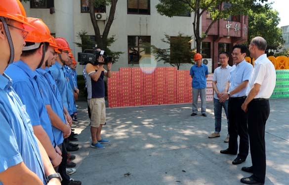 市向导来新宝GG慰问一线员工