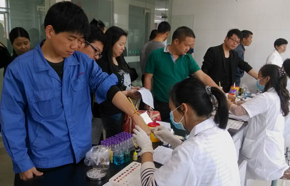 迎“五四”献爱心，，，，新宝GG掀起献血热潮