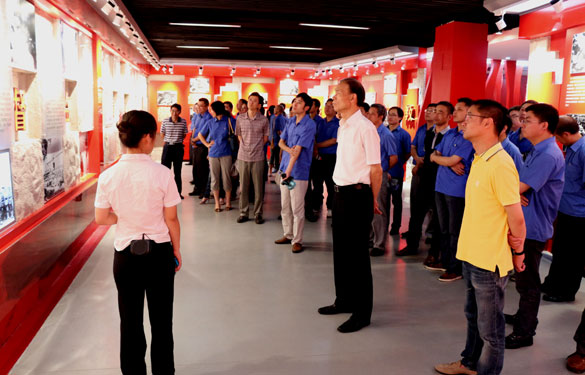 新宝GG集团党员干部起劲分子思念革命先烈、重温革命精神