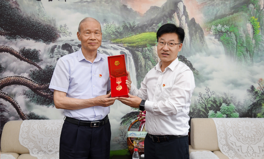 殷殷关切传党情 深深嘱托暖人心---溧阳市委书记叶明华“七一”探望慰问新宝GG电缆“庆幸在党50年”老党员丁山华