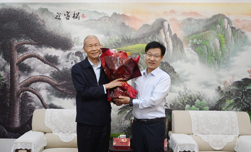 溧阳市委书记叶明华来新宝GG慰问“江苏省优异企业家”丁山华